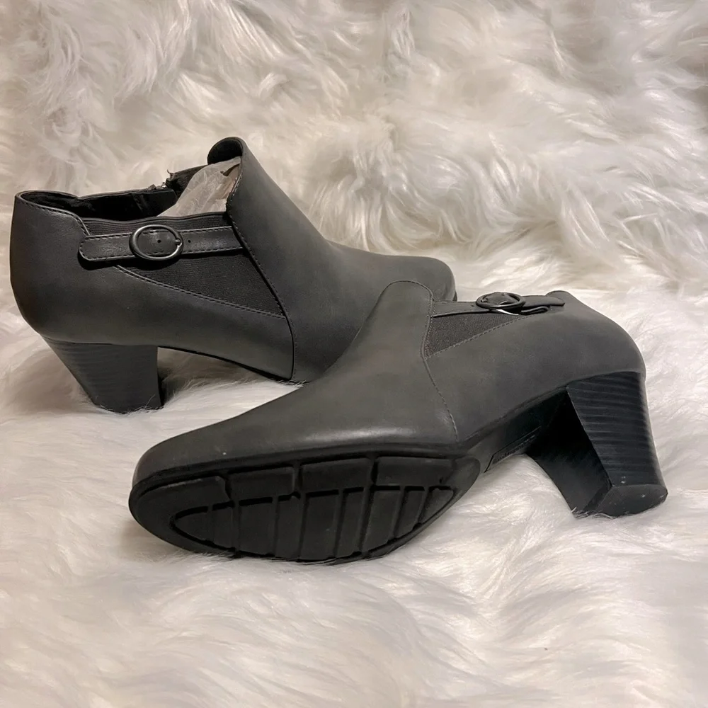 #330 Women’s Croft & Barrow Ortholite Ankle Boots Gray 9.5 W Pre-loved​ - Picture 2 of 5